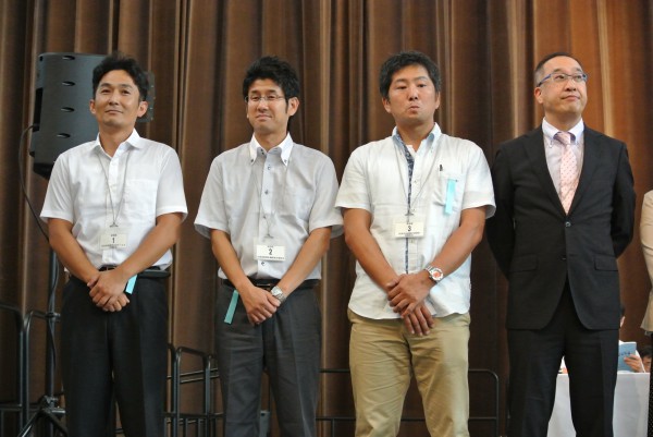 新規加盟で紹介された函館市公共サービス労組・工藤さん（左端）と、北海道医療生協職員労組・山崎さん（左から２人目）