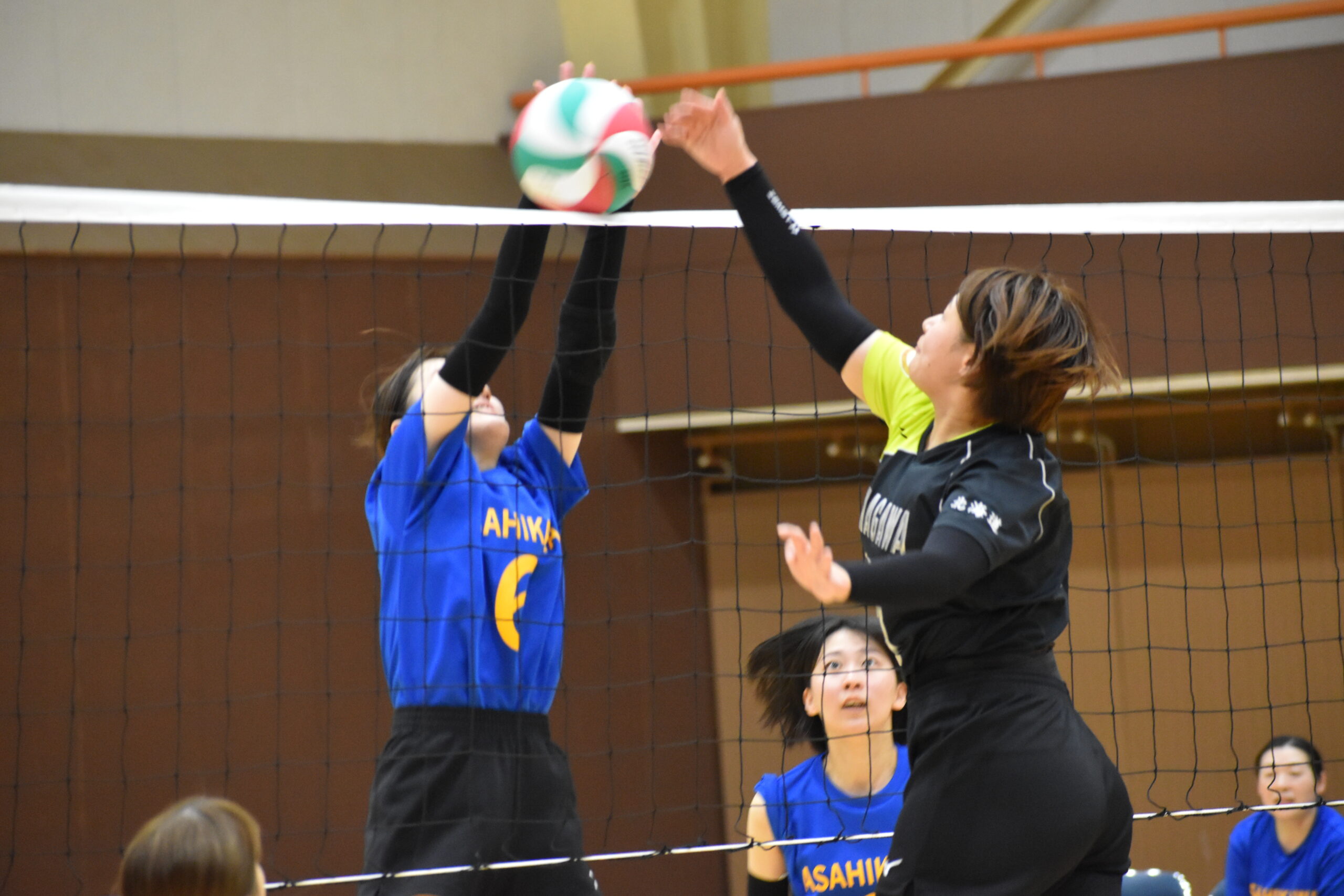 【第46回全道女子バレーボール大会速報⑦】〈決勝トーナメント準決勝①〉旭川市職労ー深川市職労～深川が決勝進出！